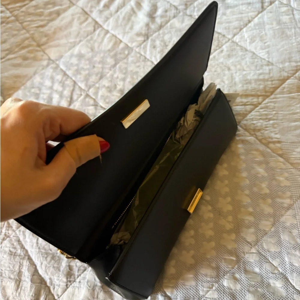 Michael Kors Black Shoulder Bag with Gold Chain - Picture 5 of 8